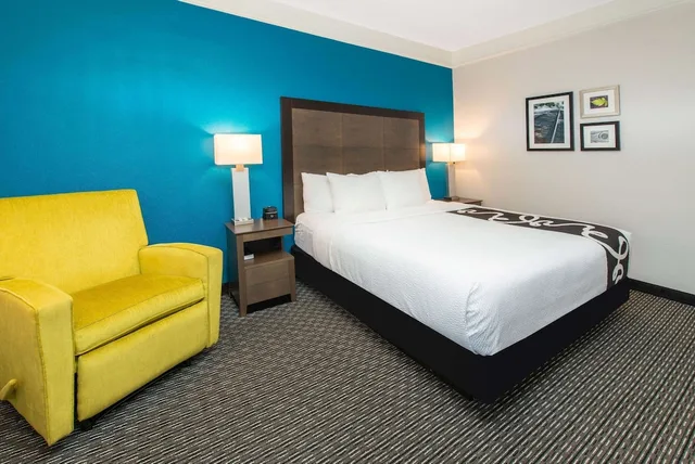 غرفة بسرير كينج لذوي الإعاقة، La Quinta Inn & Suites by Wyndham Tampa Brandon Regency Park 3/6