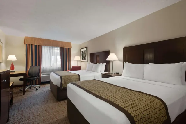 غرفة رباعية بسريرين كوين، Baymont By Wyndham Belleville Airport Area 1/1