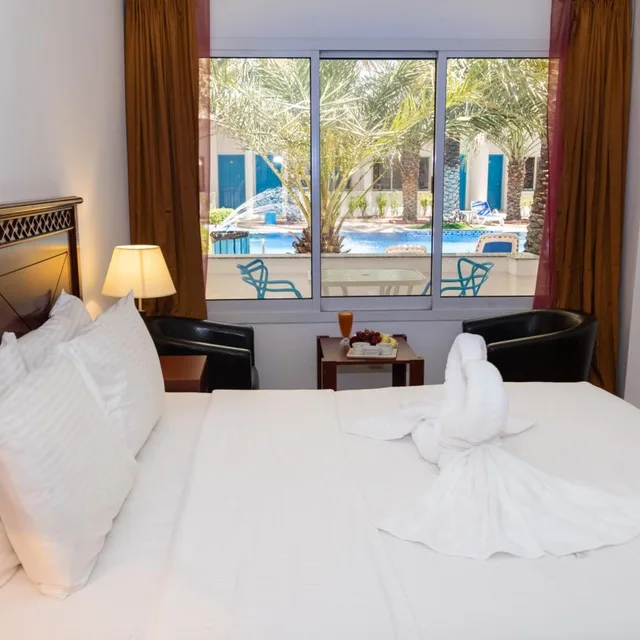 غرفة بسرير مزدوج بإطلالة على المسبح، Fujairah Hotel and Resort 1/4