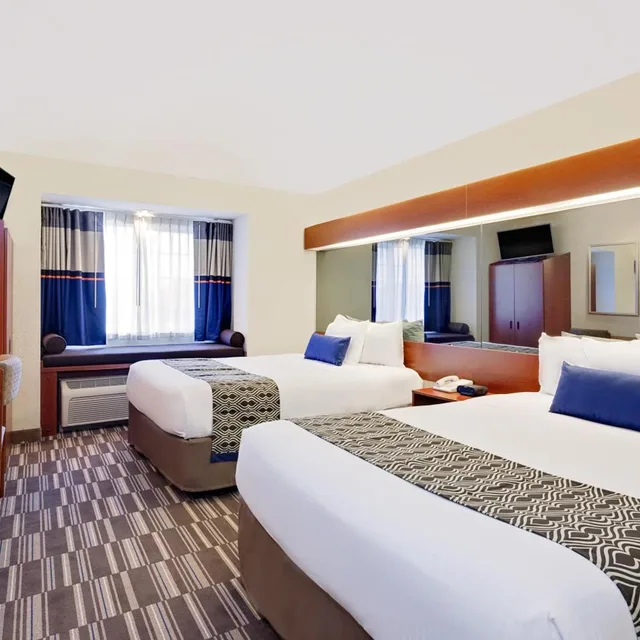 غرفة بسريرين كوين بحوض استحمام لذوي الإعاقة، Microtel Inn & Suites by Wyndham Middletown 2/5