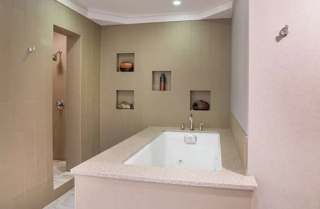 جناح بسرير كينج بشرفة بغرفتي نوم، Doubletree By Hilton Hotel Portland 1/1