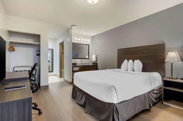 غرفة بسرير كوين، Super 8 by Wyndham Macleod Trail Calgary 1/2