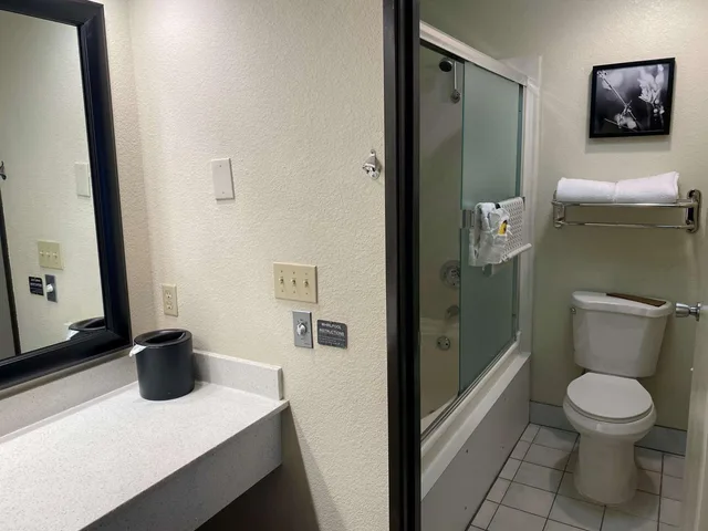 غرفة بسريرين كوين بجاكوزي، Best Western Plus Inn Of Hayward 7/8