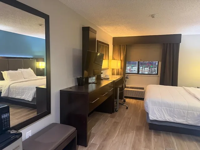 غرفة قياسية بسرير كوين، Quality Inn and Suites Detroit Metro Airport 2/5