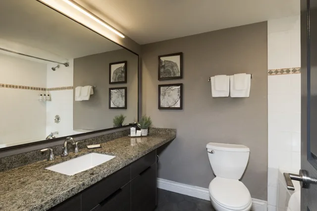 جناح بسريرين منفصلين وسريرين كينج بـ3 غرف نوم مع أريكة، Crystal Lodge Hotel Whistler 2/2