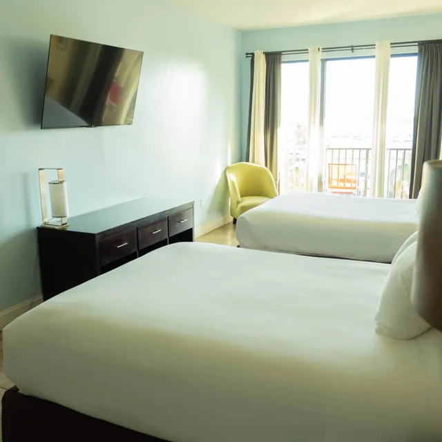 غرفة بسرير كوين بشرفة، Key West Resort on Lake Dora 4/7