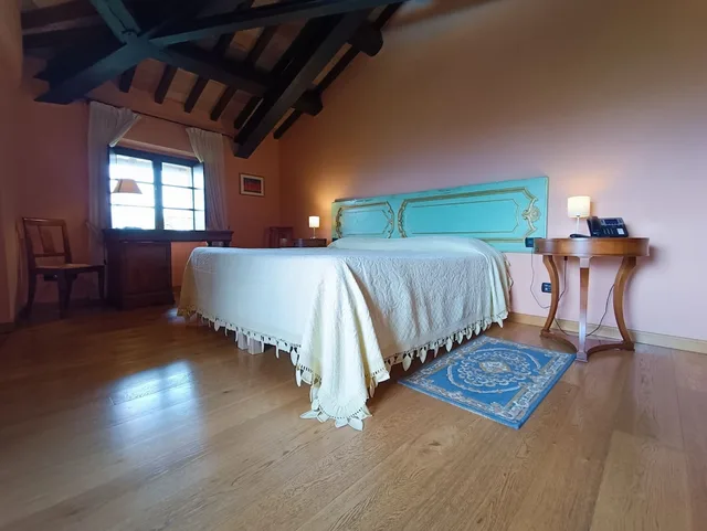جناح بانورامي بسرير كوين، Castello di Baccaresca 2/10