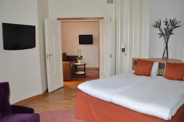 جناح جونيور، Elite Hotel Adlon 2/7