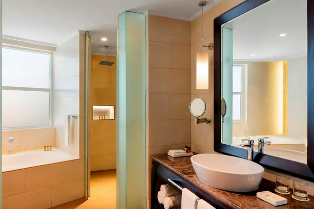 غرفة فاخرة، Sheraton Sharjah Beach Resort Spa 2/3