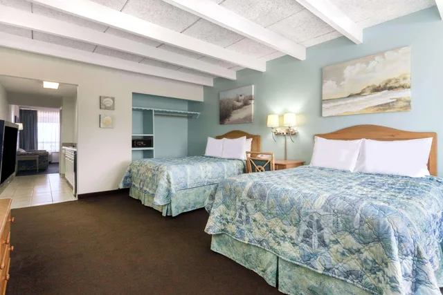 Suite, 2 Queen Beds, Ocean Front، Days Inn & Suites By Wyndham Jekyll Island 3/3