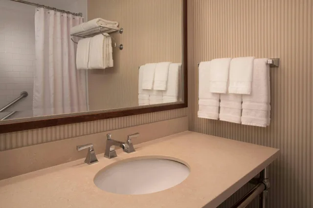 غرفة بسرير كينج، Sheraton Louisville Riverside Hotel 3/5