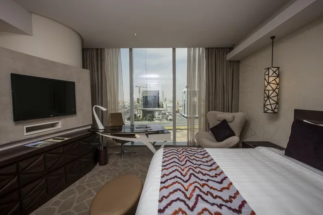غرفة ديلوكس بسرير مزدوج بإطلالة على المدينة، فندق برج رافال(JW Marriott Hotel Riyadh) 3/7