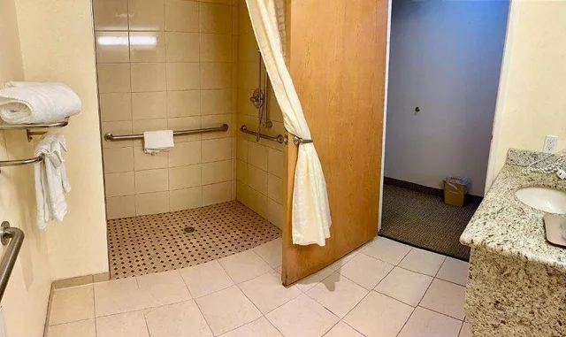 غرفة بسرير كوين لذوي الإعاقة، Quality Inn & Suites Wilsonville OR 6/6