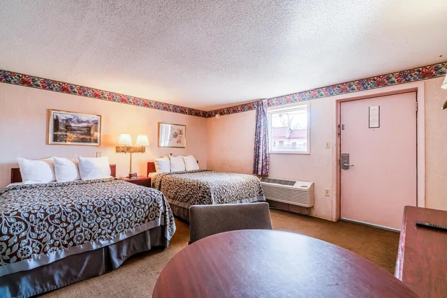 غرفة بسرير كينج وسرير مزدوج للمدخنين، Ozark Junction Inn 1/8