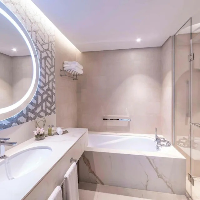 جناح سوبيريور بسرير مزدوج بغرفة نوم واحدة بإطلالة جزئية على البحر، Hilton Doha The Pearl Residences 5/5