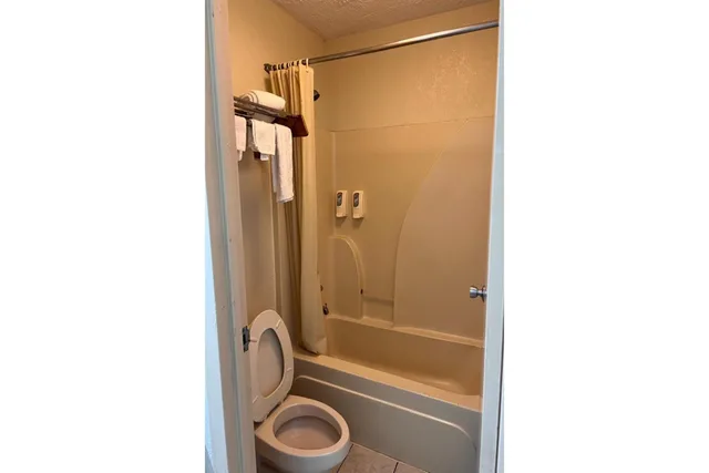 غرفة بسرير مزدوج بمطبخ صغير للمدخنين، Super Inn & Suites by OYO Milledgeville 2/2