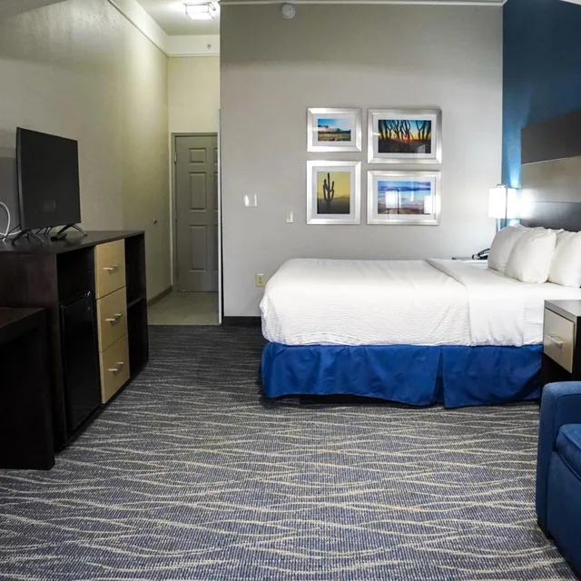غرفة تنفيذية بسرير كينج، La Quinta Inn and Suites Phoenix I-10 West 2/8