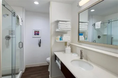 Room, King Bed, Bathtub, Accessible, Hampton By Hilton New Paltz 2/2