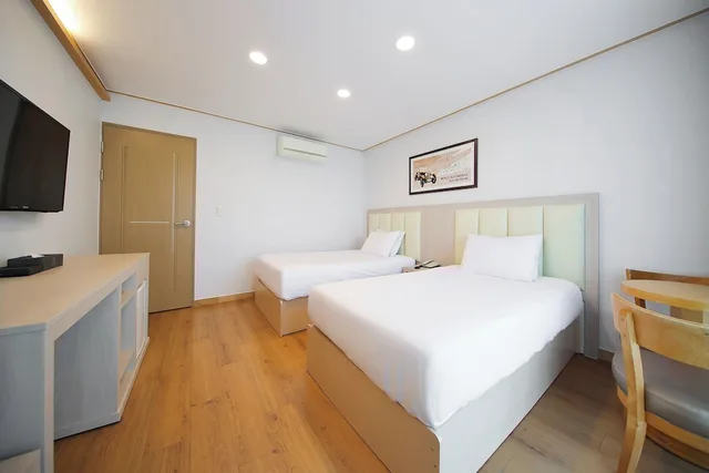 غرفة بسريرين منفصلين، Shin Shin Hotel Jeju City 4/5