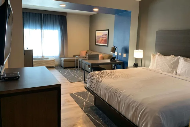 Deluxe, King Bed, La Quinta Inn and Suites by Wyndham Holbrook Petrified Forest 2/5