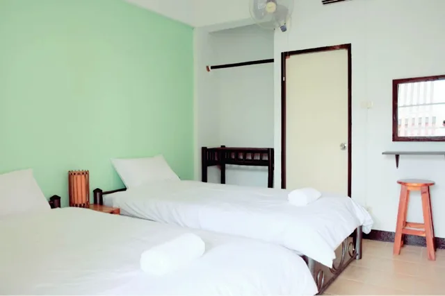 غرفة بسريرين منفصلين بحمام خاص، Yen Aura Boutique Hotel 1/1