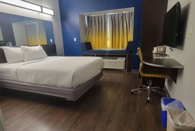 Room, Queen Bed, Accessible, Microtel Inn Council Bluffs 1/2