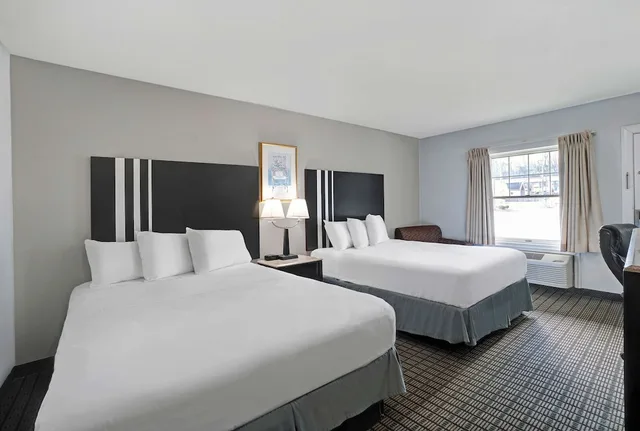 Deluxe, 2 Queen Beds, Motel6 Washington, PA 4/8