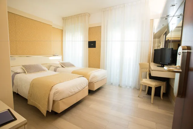 غرفة كلاسيكية بسرير كوين، Hotel Bristol 3/9