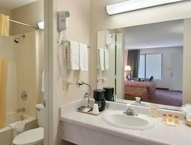 غرفة كومفورت بسرير كينج لذوي الإعاقة، Days Inn By Wyndham Rock Hill 3/4