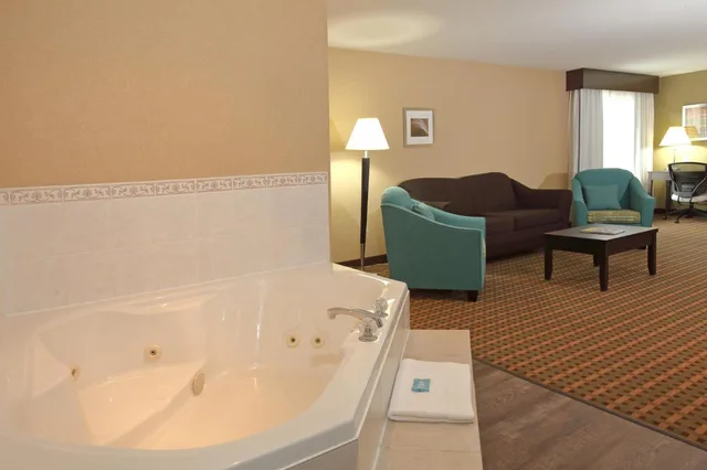 جناح بسرير كينج مع أريكة، Holiday Inn Express Vernon 7/7