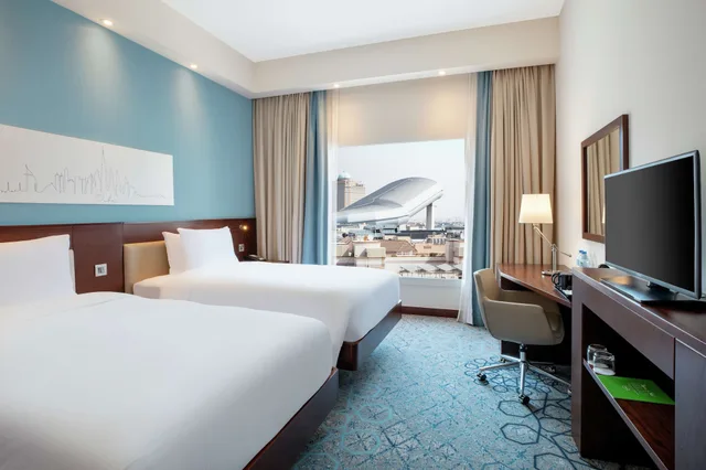 غرفة بسريرين منفصلين وسرير كوين مع أريكة للمدخنين، Hampton By Hilton Dubai Al Barsha 1/7