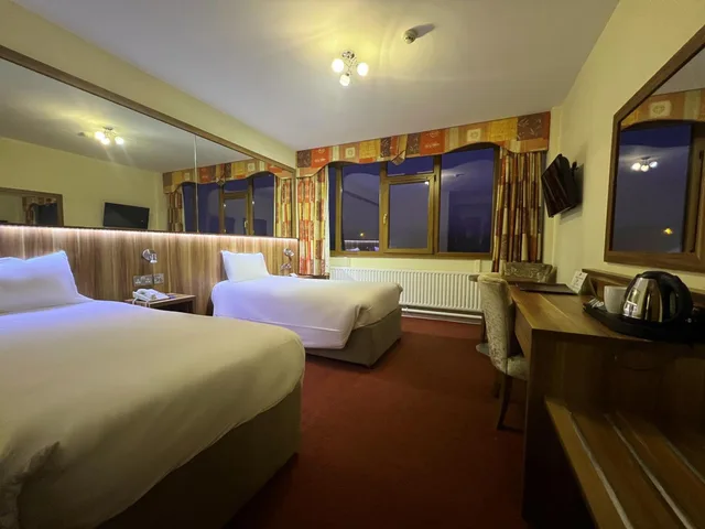 Room, Twin Beds, West County Hotel 7/10