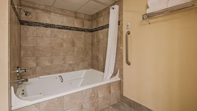 جناح بسرير كينج مع أريكة بجاكوزي، Best Western Music Capital Inn 6/6
