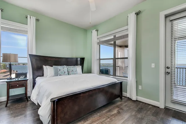 غرفة بريميير بسرير كينج وسريرين كوين، Horseshoe Bay Resort 1/2