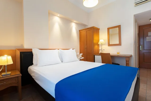 غرفة كلاسيكية بسرير مزدوج بإطلالة جزئية على البحر، PANTHEON HOTEL 2/7