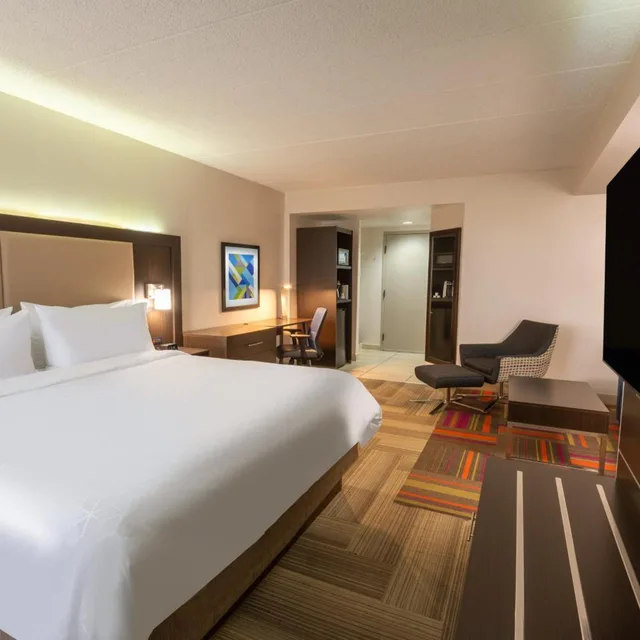 غرفة بسرير كينج بحوض جاكوزي، Holiday Inn Express Philadelphia Ne - Bensalem 1/7