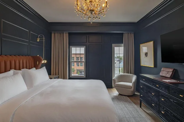 Governor, Junior Suite, King Bed، The Publisher, Fredericksburg, a Tribute Portfolio Hotel 1/2