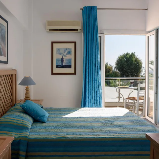 غرفة بسرير مزدوج بإطلالة على البحر بشرفة، Alesahne Beach Hotel 1/10