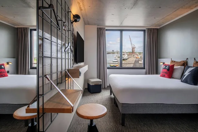 غرفة بسرير كينج بإطلالة على المرفأ، Moxy Bordeaux Hotel 4/4