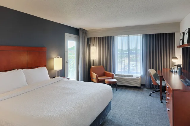 غرفة بسرير كينج بشرفة، Courtyard By Marriott Springfield Downtown 1/4