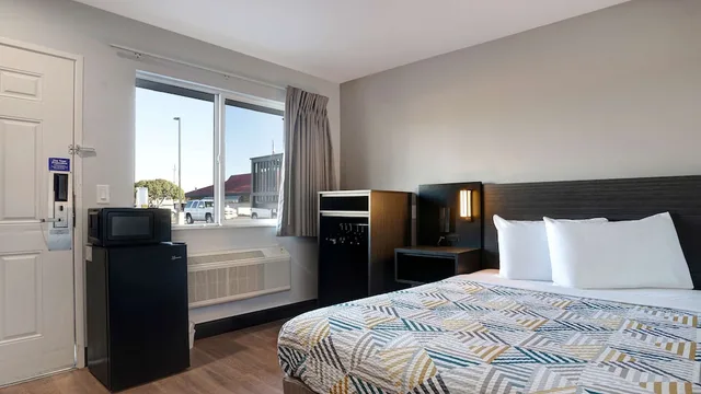 غرفة ديلوكس بسرير كوين، Motel6 Eureka, CA – Redwood Coast 2/10