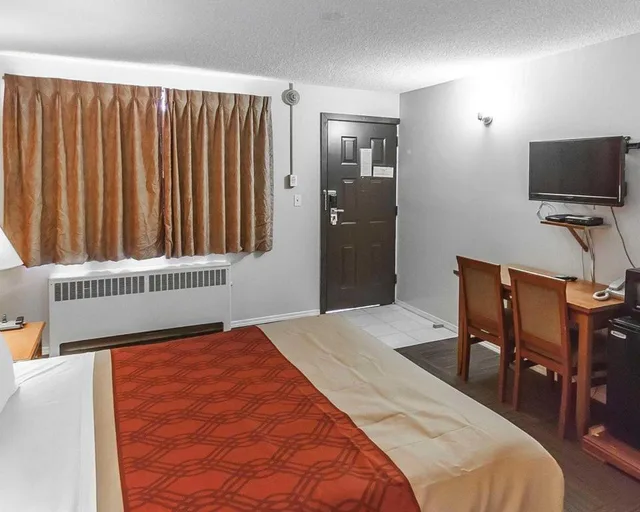 غرفة بسرير كوين مع أريكة، Econo Lodge Inn & Suites Drumheller 4/6