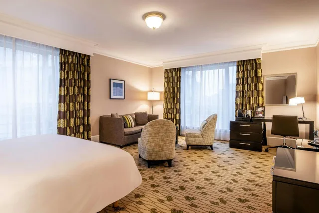 جناح جونيور مع دخول صالة النادي، Renaissance Brussels Hotel 3/9