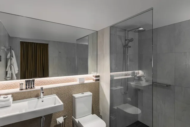 Queen Bed, with View, Terrace, Kennigo Hotel Brisbane 3/6