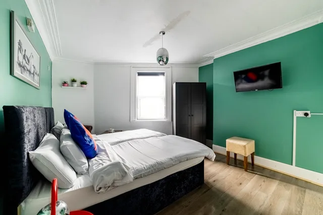 Basic, Queen Bed, Book a Bed Hostels (ex. Venture Hostel) 4/10