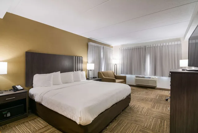 غرفة قياسية بسرير كوين، Clarion Pointe Jamestown - Falconer 1/1