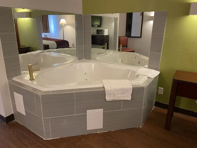 جناح شهر العسل بسرير كينج بجاكوزي، Travelodge Cleveland/Willoughby 6/7