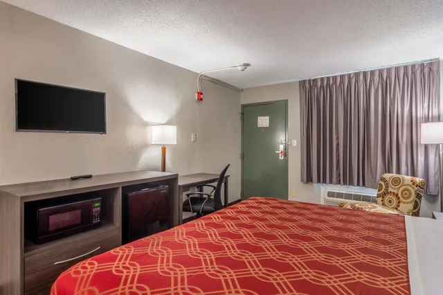غرفة بسرير كينج لذوي الإعاقة، Econo Lodge East Ridge 2/3