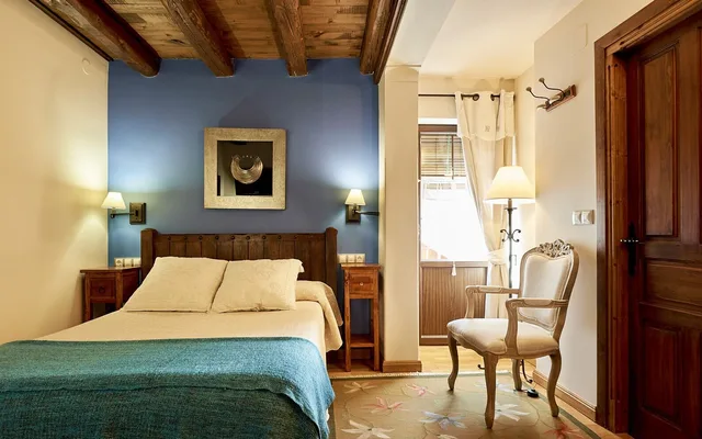 غرفة خارجية كلاسيكية بسرير كوين بشرفة، Hostal Vidaller 1/1