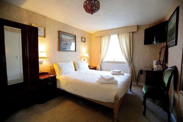 جناح بسرير كينج وسريرين منفصلين، Bryn Woodlands House 4/5